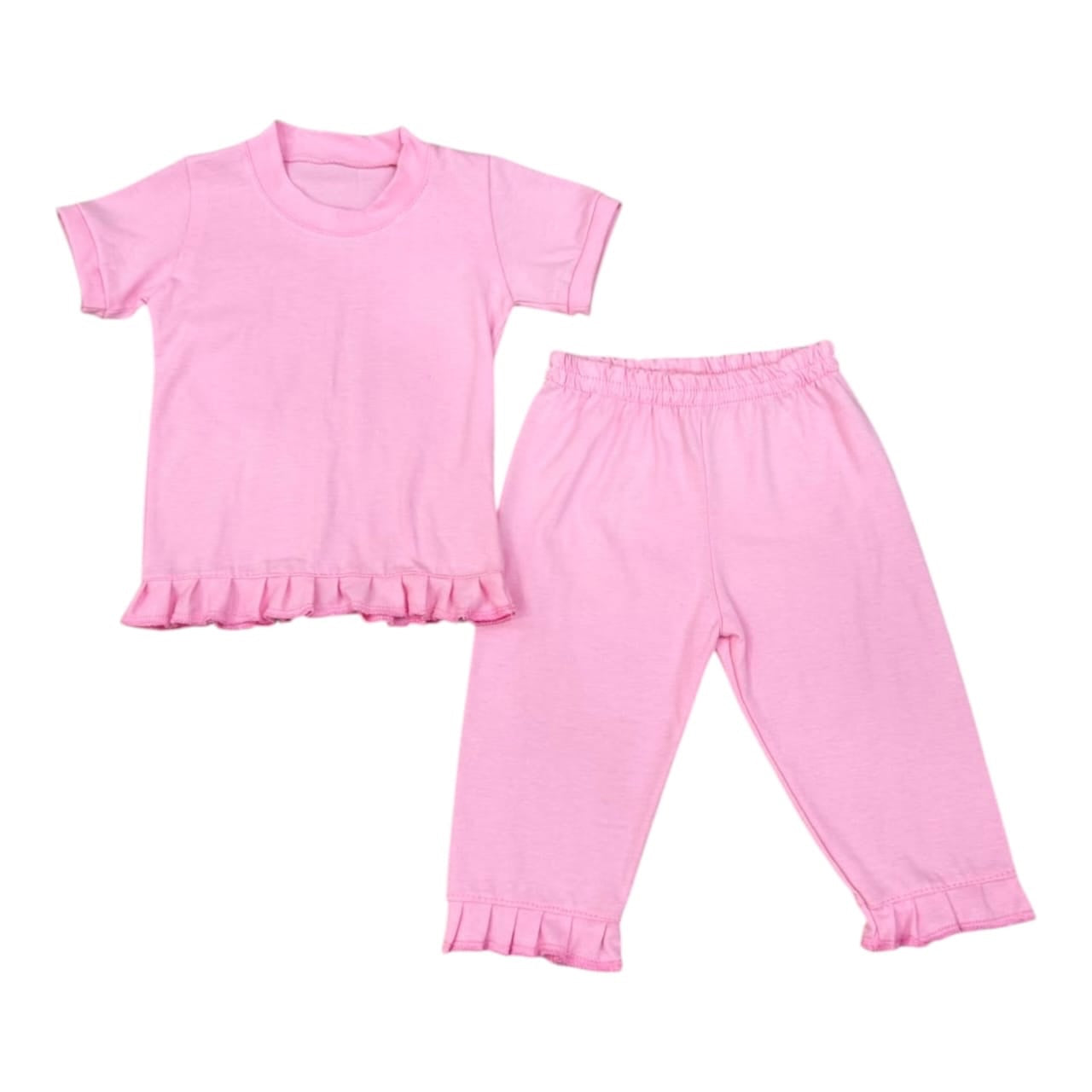 Conjunto Acüchichi de dos piezas para niñas en color rosa, camiseta y pantalón con detalles de volantes suaves.