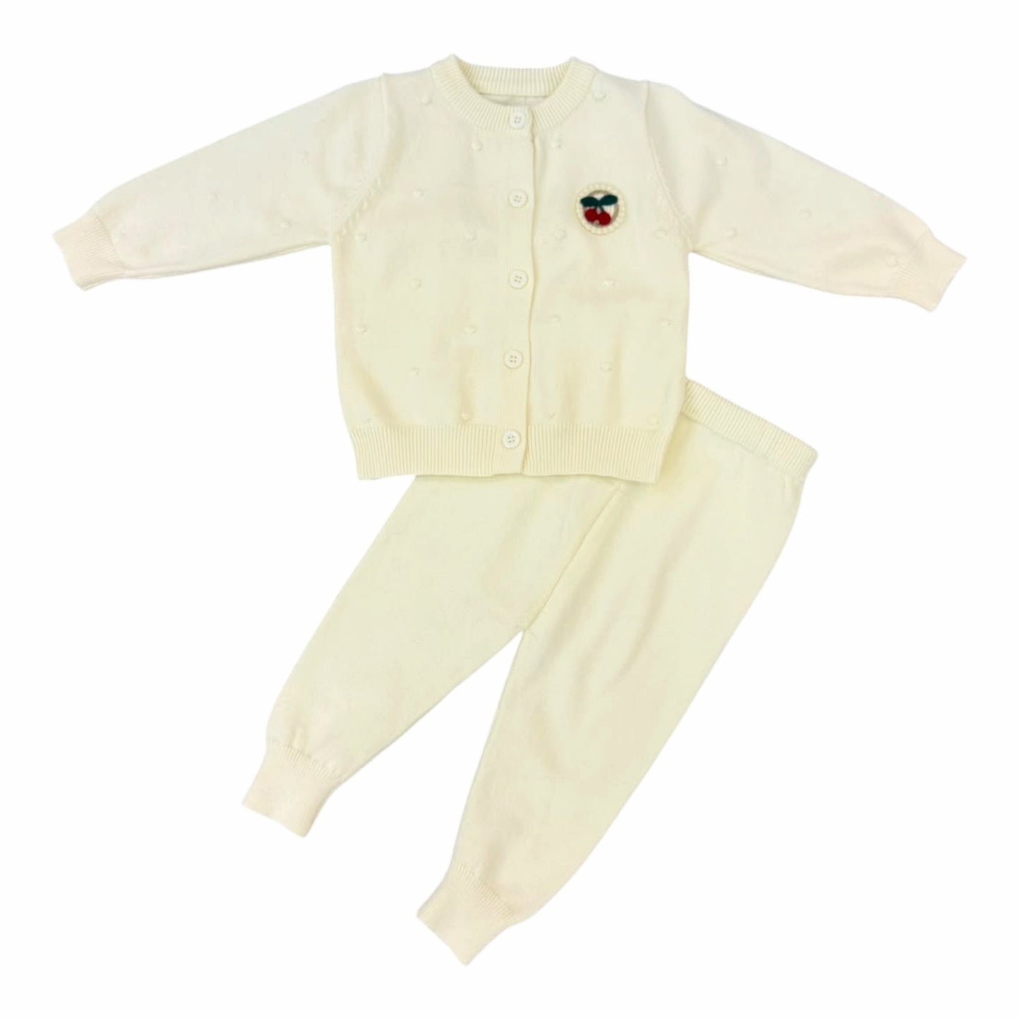 Conjunto de dos piezas Acüchichi para bebé en color crema, cárdigan de punto con botones y detalle de cerezas bordadas
