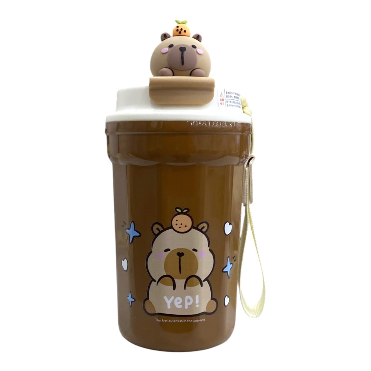 Vaso térmico Acüchichi color café con diseño de osito, tapa con figura 3D y correa de transporte para bebidas.