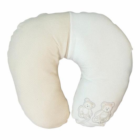 Almohada de lactancia Acüchichi en forma de U, color beige y blanco con bordado de ositos, textura suave y ergonómica.