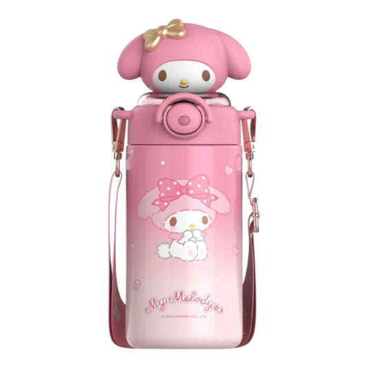 Botella de agua Acüchichi color rosa con diseño de My Melody, tapa 3D y correa ajustable para transporte cómodo.