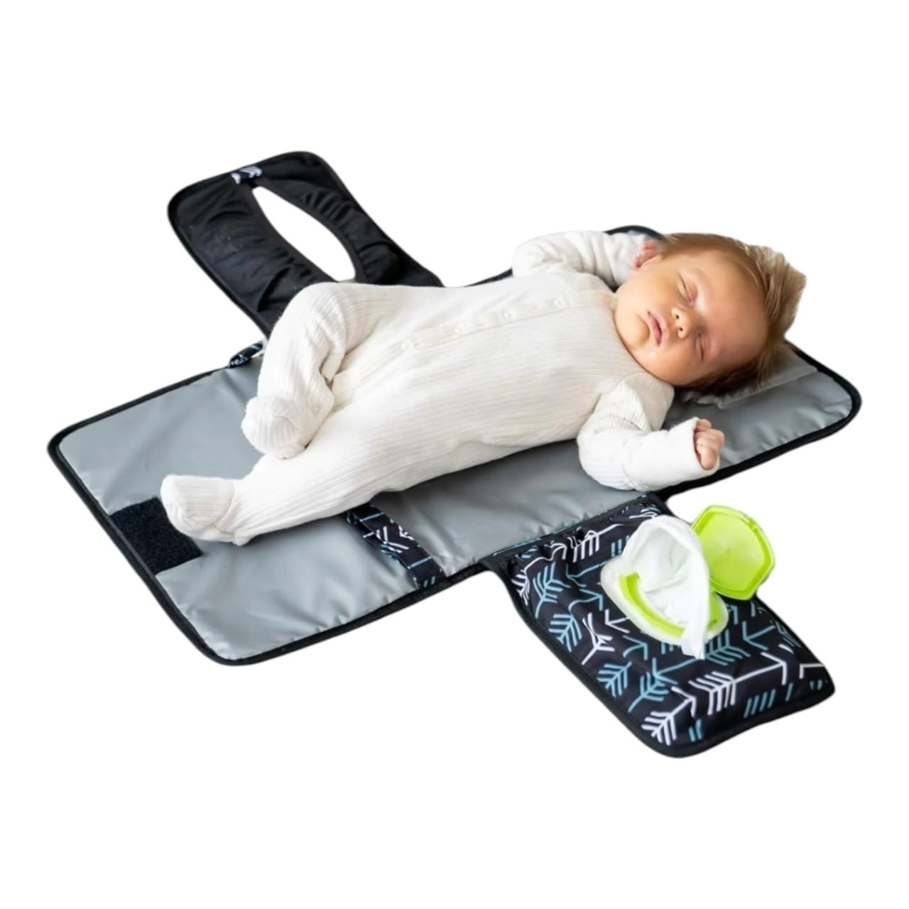 Bebé durmiendo sobre cambiador portátil plegable Acüchichi con estampado de flechas, superficie impermeable y gris.