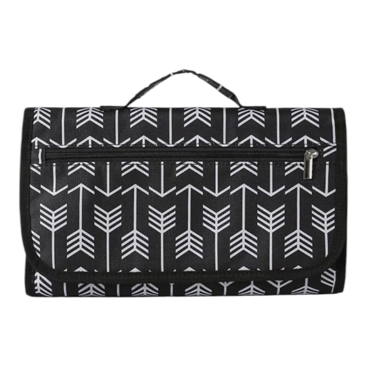 Cambiador portátil plegable Acüchichi con estampado de flechas blancas y negras, impermeable y con asa de transporte.
