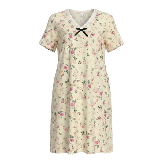 Camisón Acüchichi de color crema con estampado floral y de conejitos, cuello en V con encaje y lazo negro decorativo.