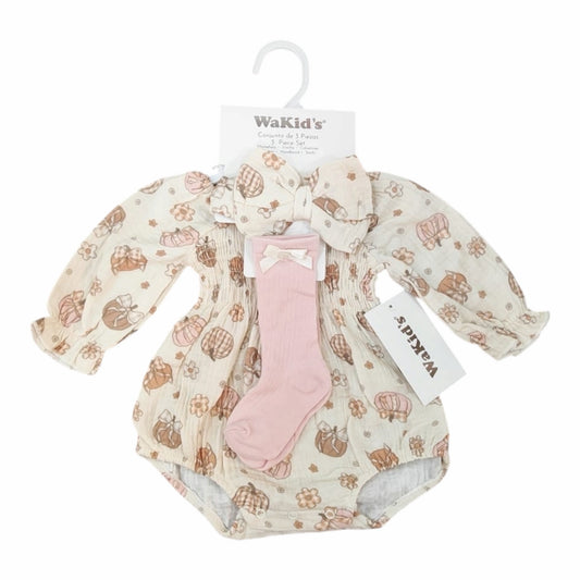 Conjunto de 3 piezas Acüchichi para bebé con mameluco estampado de calabazas, diadema con lazo y calcetines rosas.