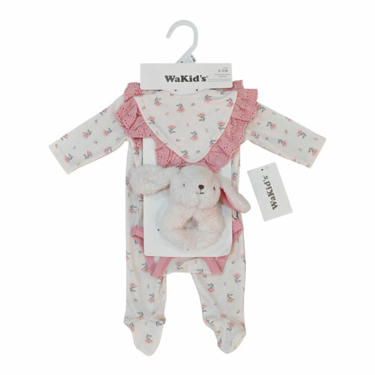 Conjunto Acüchichi de 3 piezas para bebé con mameluco floral, babero con volantes rosas y sonajero de conejito