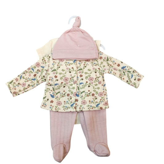 Conjunto Acüchichi de 4 piezas para recién nacida con chaqueta floral, pantalón rosa, body crema y gorrito con nudo.