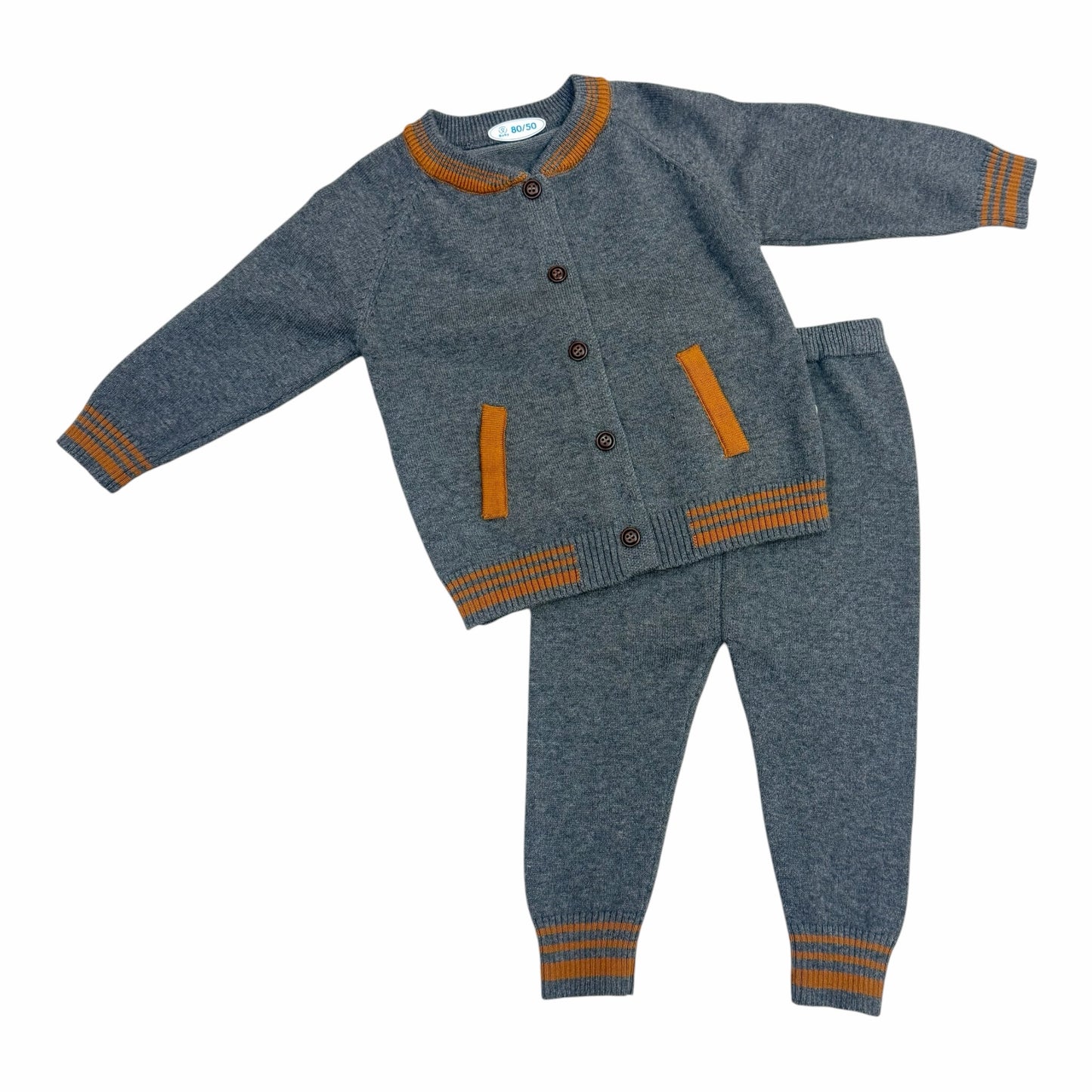 Conjunto de dos piezas Acüchichi para bebé en tejido gris jaspeado con detalles en ocre, cárdigan y pantalón suave.