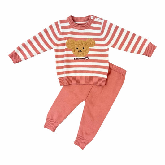 Conjunto de dos piezas Acüchichi para bebé con suéter de rayas rosa y blanco, bordado de osito y pantalón liso