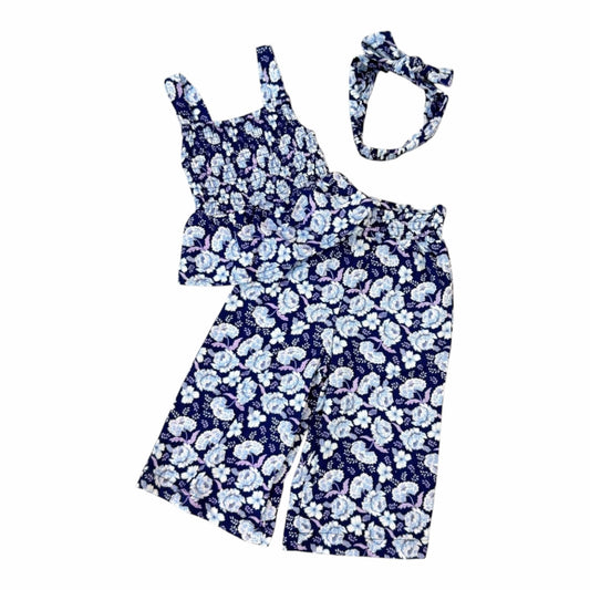 Conjunto Acüchichi de dos piezas para niñas con estampado floral azul y blanco, top fruncido y diadema a juego.