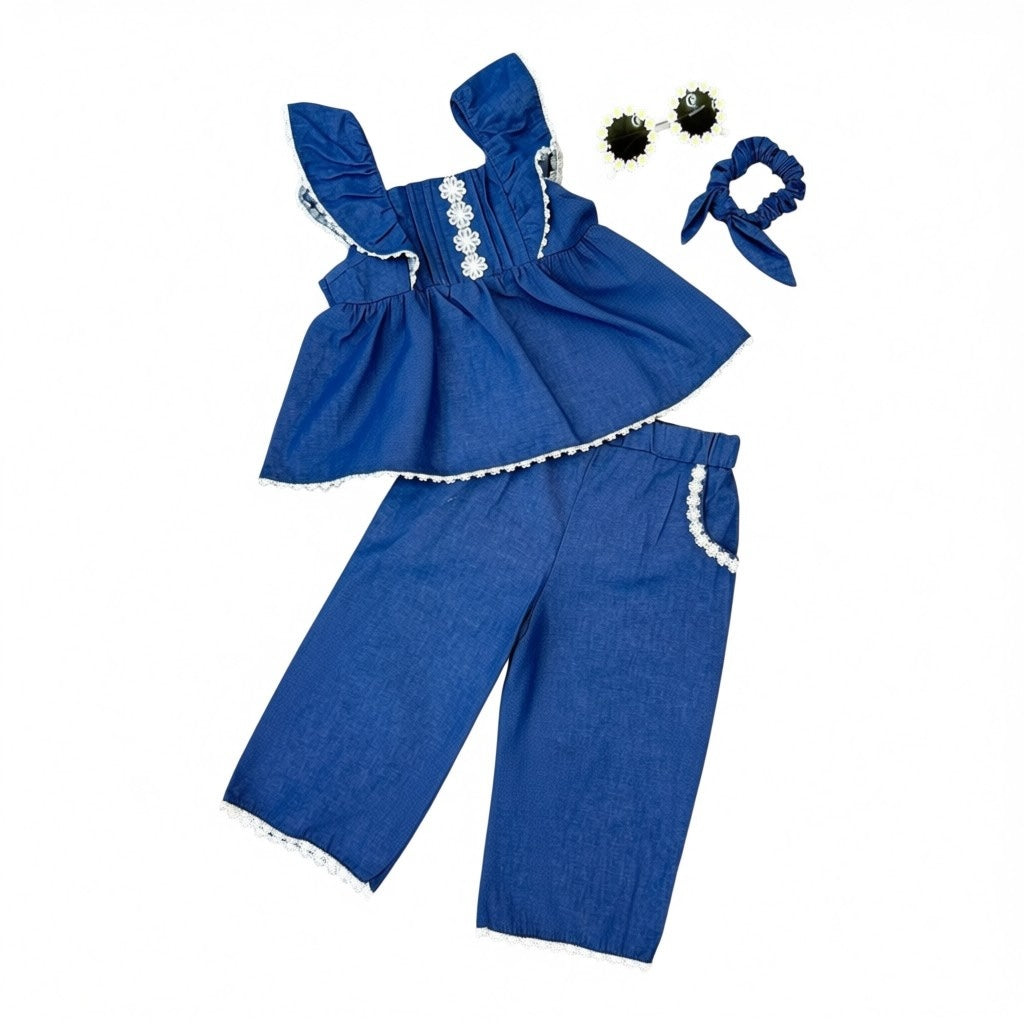 Conjunto Acüchichi de blusa azul con volantes y pantalón holgado con encaje, incluye lentes y banda para el cabello.