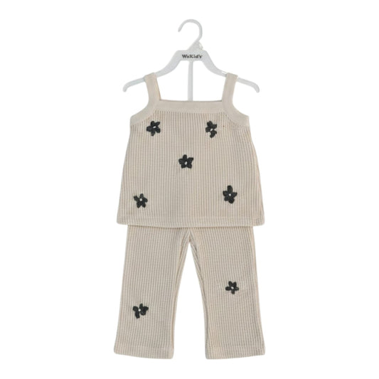 Conjunto Acüchichi de dos piezas para niña en punto acanalado color crema con bordados de flores negras