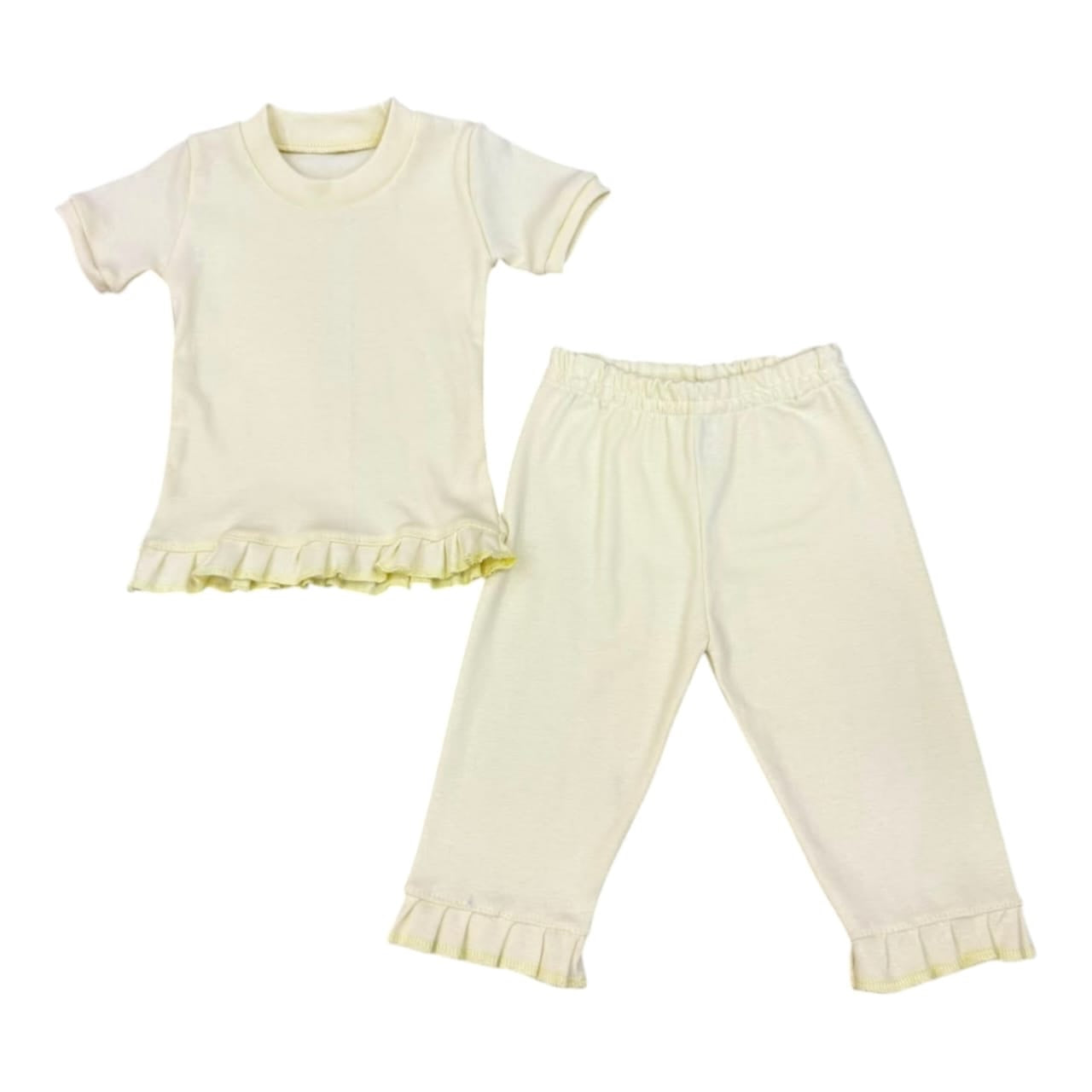 Conjunto Acüchichi de dos piezas para niñas en color crema, con camiseta de volantes y pantalón elástico suave.