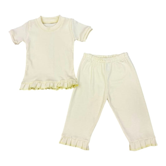 Conjunto Acüchichi de dos piezas para niñas en color crema, con camiseta de volantes y pantalón elástico suave.