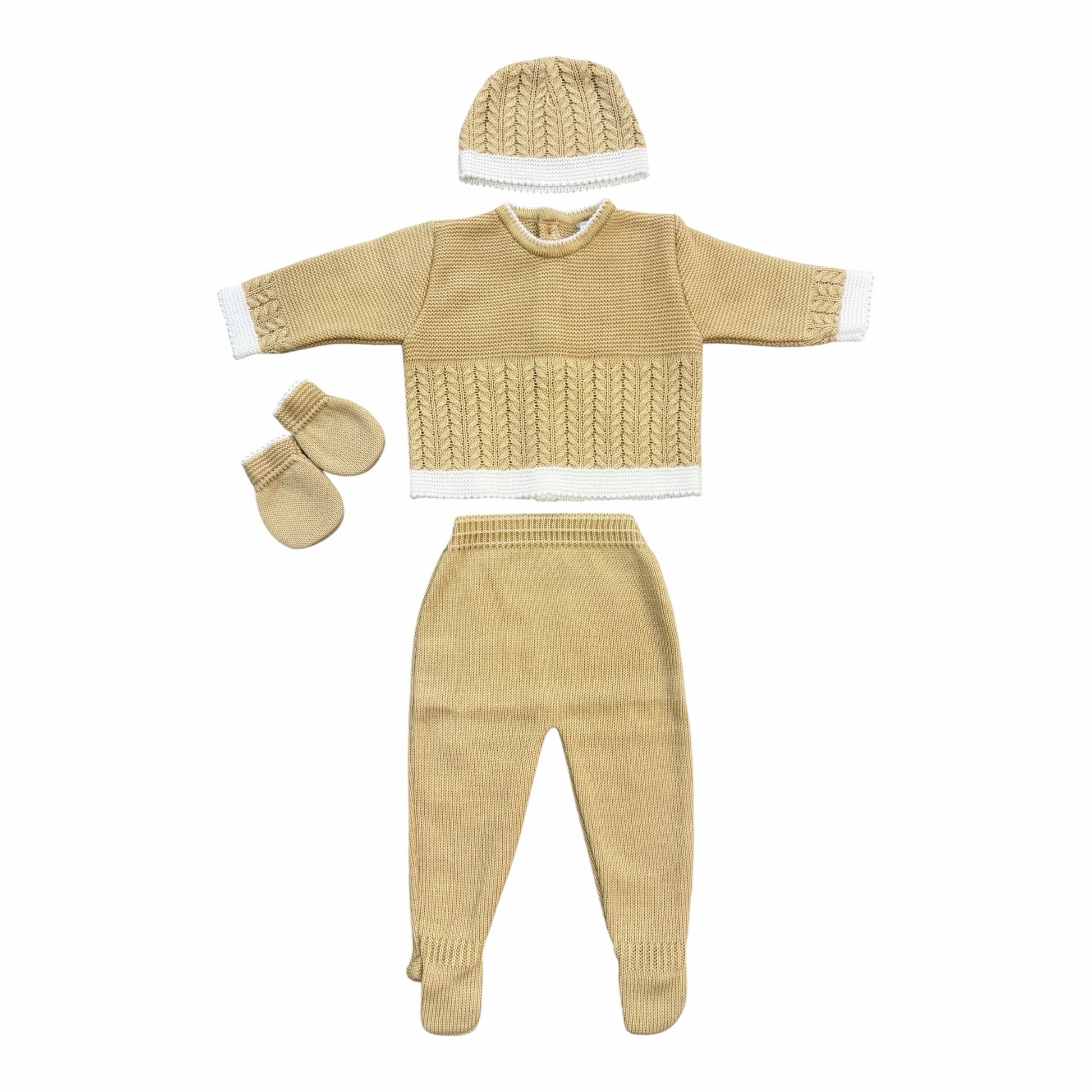 Conjunto de tejido Acüchichi para recién nacido en color arena con detalles en blanco, incluye suéter, pantalón y gorro