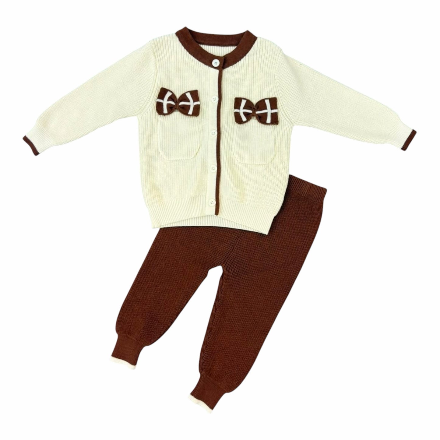 Conjunto de dos piezas de tejido Acüchichi en color crema y marrón con cárdigan de lazos y pantalones a juego para bebé