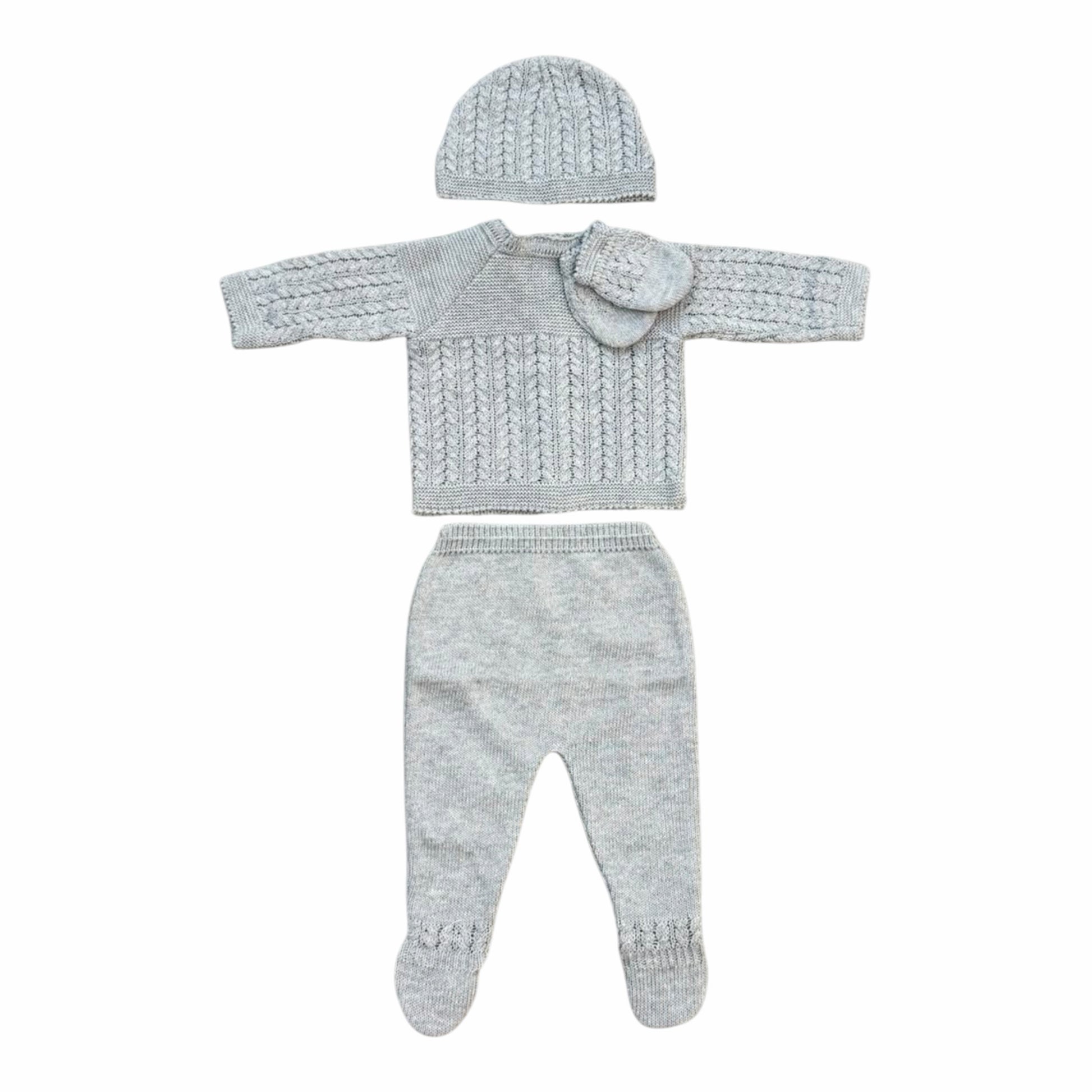 Conjunto de tres piezas Acüchichi para bebé en tejido de punto gris con suéter, pantalón con pies y gorrito a juego.
