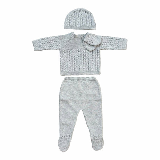 Conjunto de tres piezas Acüchichi para bebé en tejido de punto gris con suéter, pantalón con pies y gorrito a juego.