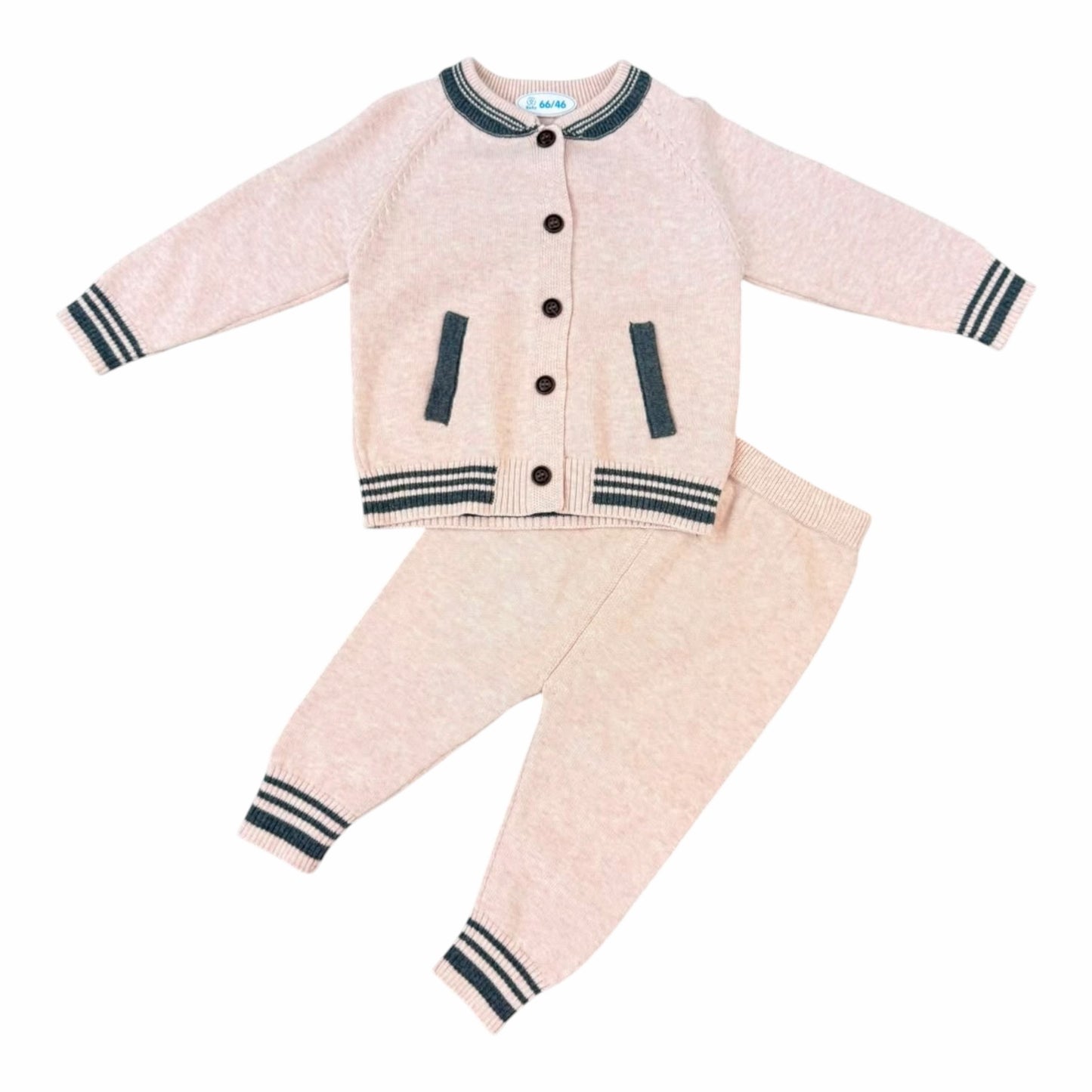 Conjunto de dos piezas de tejido Acüchichi en color rosa suave con detalles de rayas oscuras y botones frontales