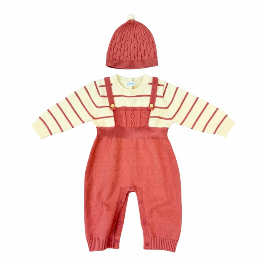Conjunto Acüchichi de tejido para bebé con jardinera terracota, suéter a rayas crema y gorro con pompón a juego.
