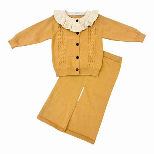 Conjunto de dos piezas Acüchichi color mostaza con cárdigan de punto trenzado y cuello con volantes para niñas