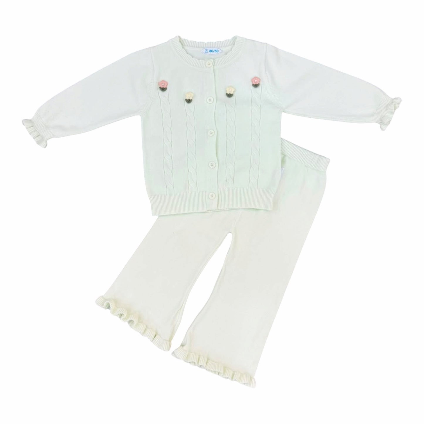Conjunto de dos piezas Acüchichi para niñas en color crema, cárdigan de punto con flores y pantalón con volantes.
