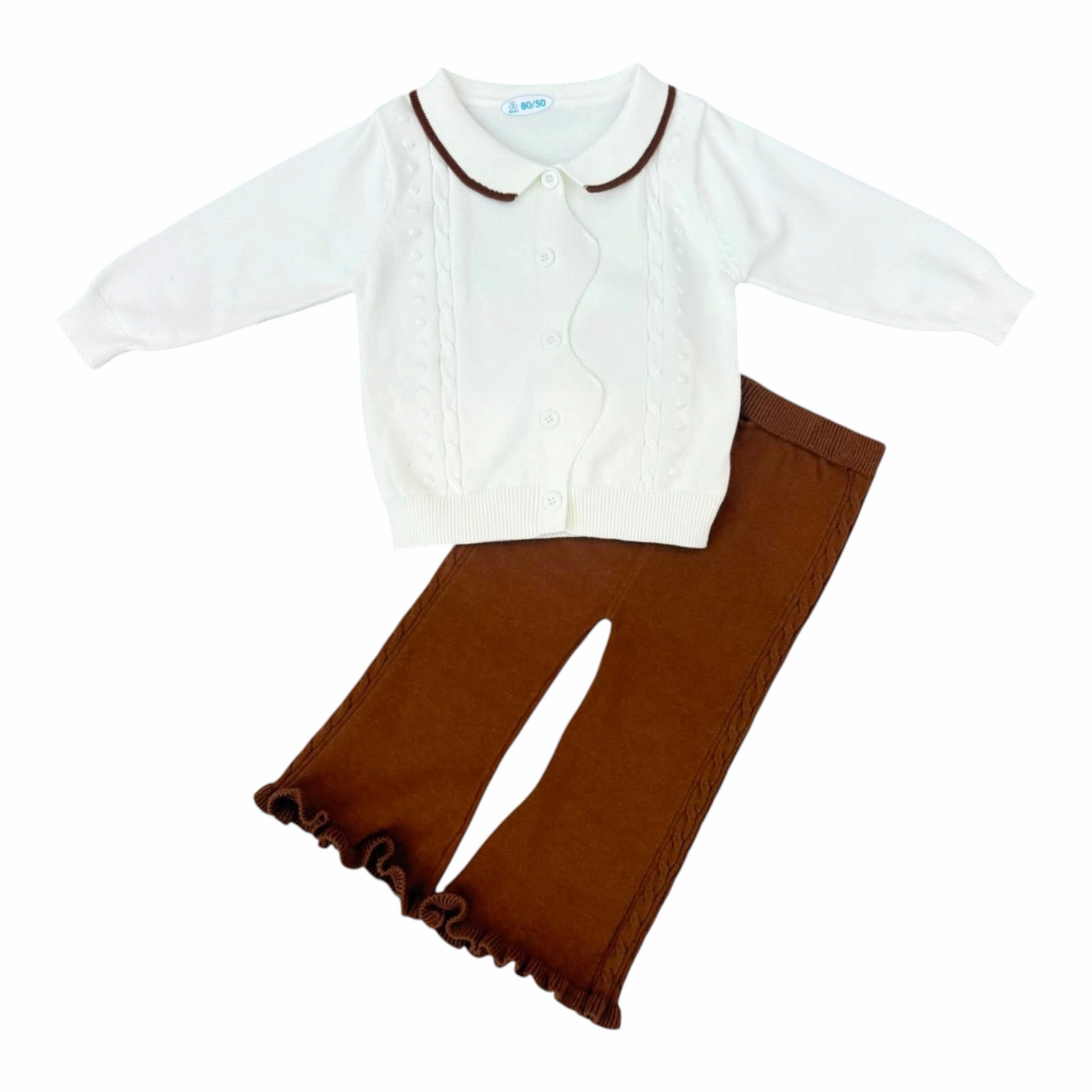 Conjunto de dos piezas Acüchichi para niña con cárdigan blanco de punto y pantalón marrón con bordes de volantes