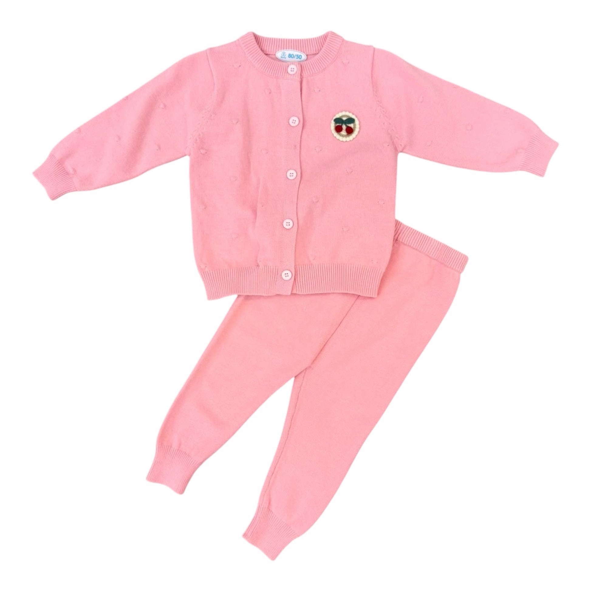 Conjunto de dos piezas Acüchichi para bebé en tejido rosa con cárdigan de botones y detalle de cerezas bordadas