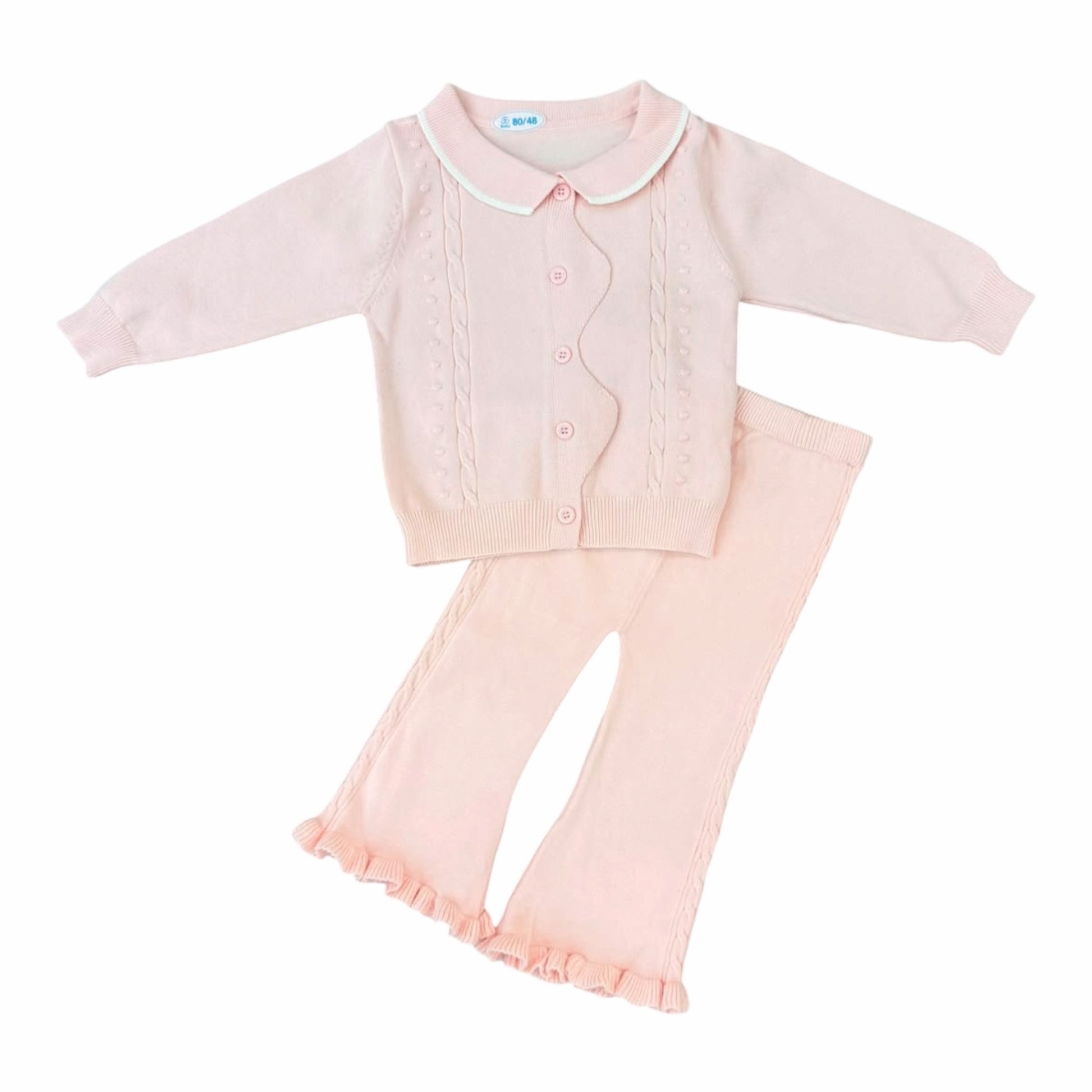 Conjunto de dos piezas Acüchichi para niña en tejido de punto rosa con cárdigan trenzado y pantalón con volantes