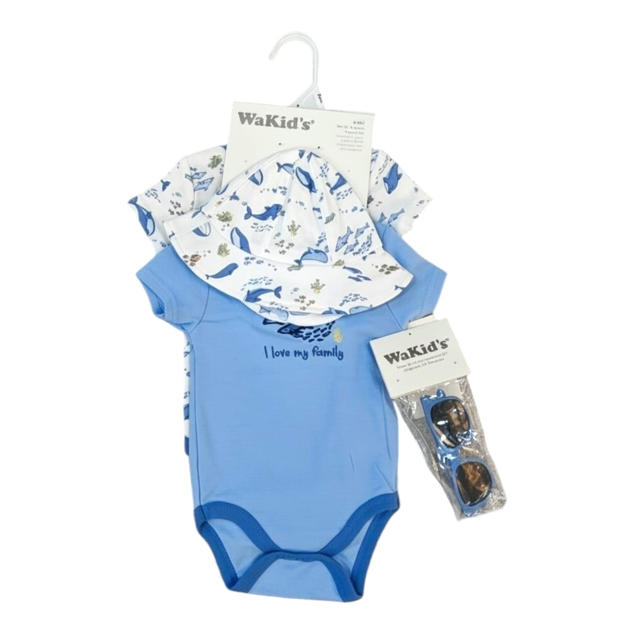 Conjunto de verano Acüchichi para bebé con bodies azules, gorrito estampado de ballenas y lentes de sol protectores.