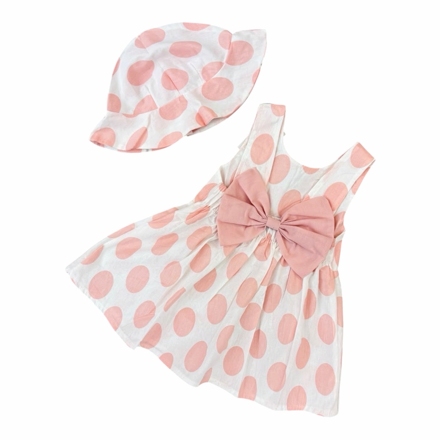 Conjunto Acüchichi de vestido sin mangas y sombrero con estampado de lunares rosas sobre fondo blanco y lazo trasero