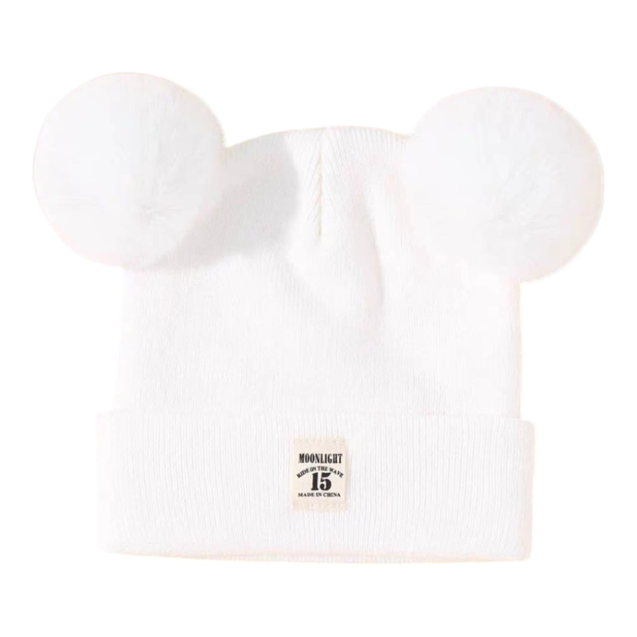 Gorro de invierno blanco Acüchichi para niños, tejido de punto con dos pompones de piel sintética y parche decorativo.