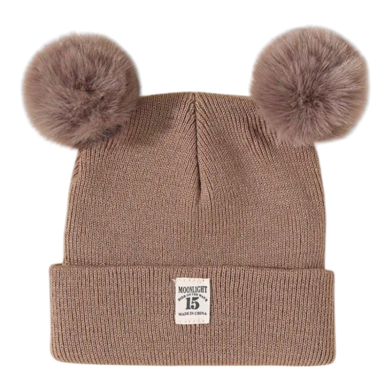 Gorro de invierno Acüchichi color café tejido con dos pompones de piel sintética y parche decorativo frontal