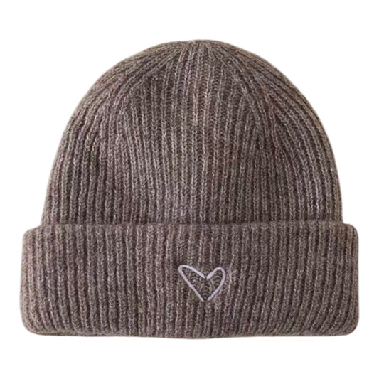 Gorro Acüchichi de punto acanalado color marrón con dobladillo vuelto y un delicado corazón bordado al frente.