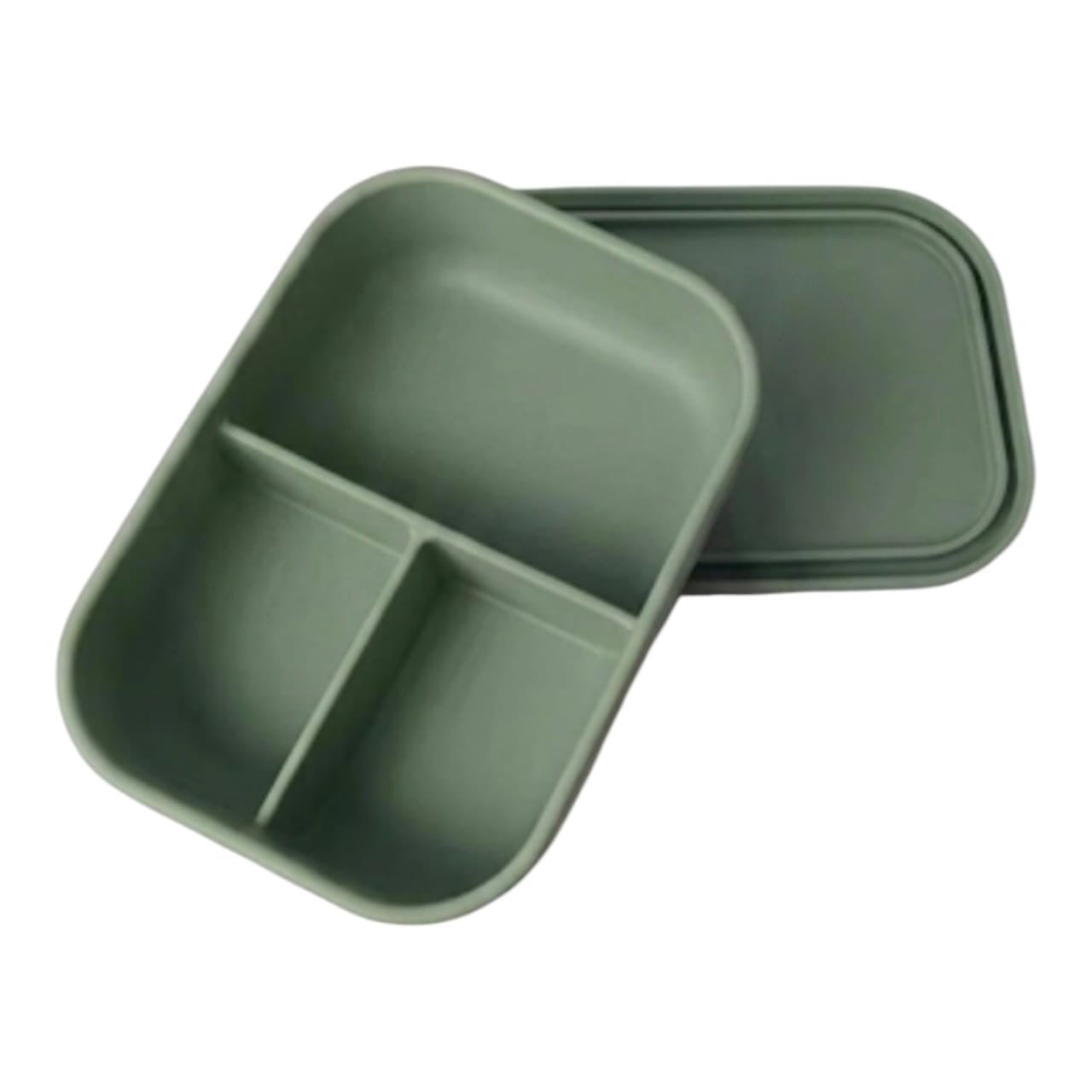 Lonchera Acüchichi de silicona verde con tres divisiones y tapa, ideal para organizar alimentos de forma segura.