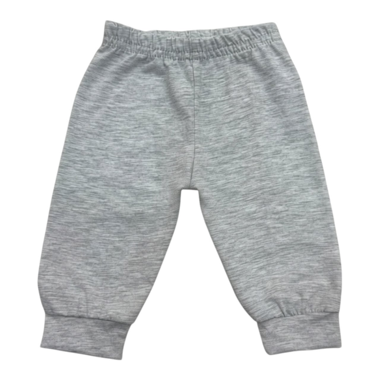 Pantalón casual gris para bebé de Acüchichi con cintura elástica y puños acanalados en tejido suave y transpirable.