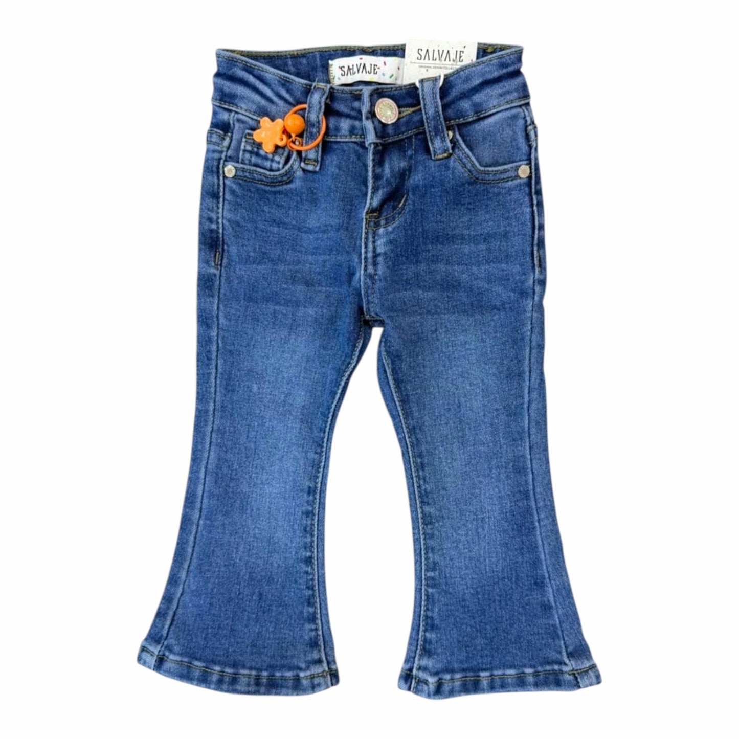 Pantalón Acüchichi de mezclilla azul para niñas con corte acampanado, cinco bolsillos y detalle de flor naranja.