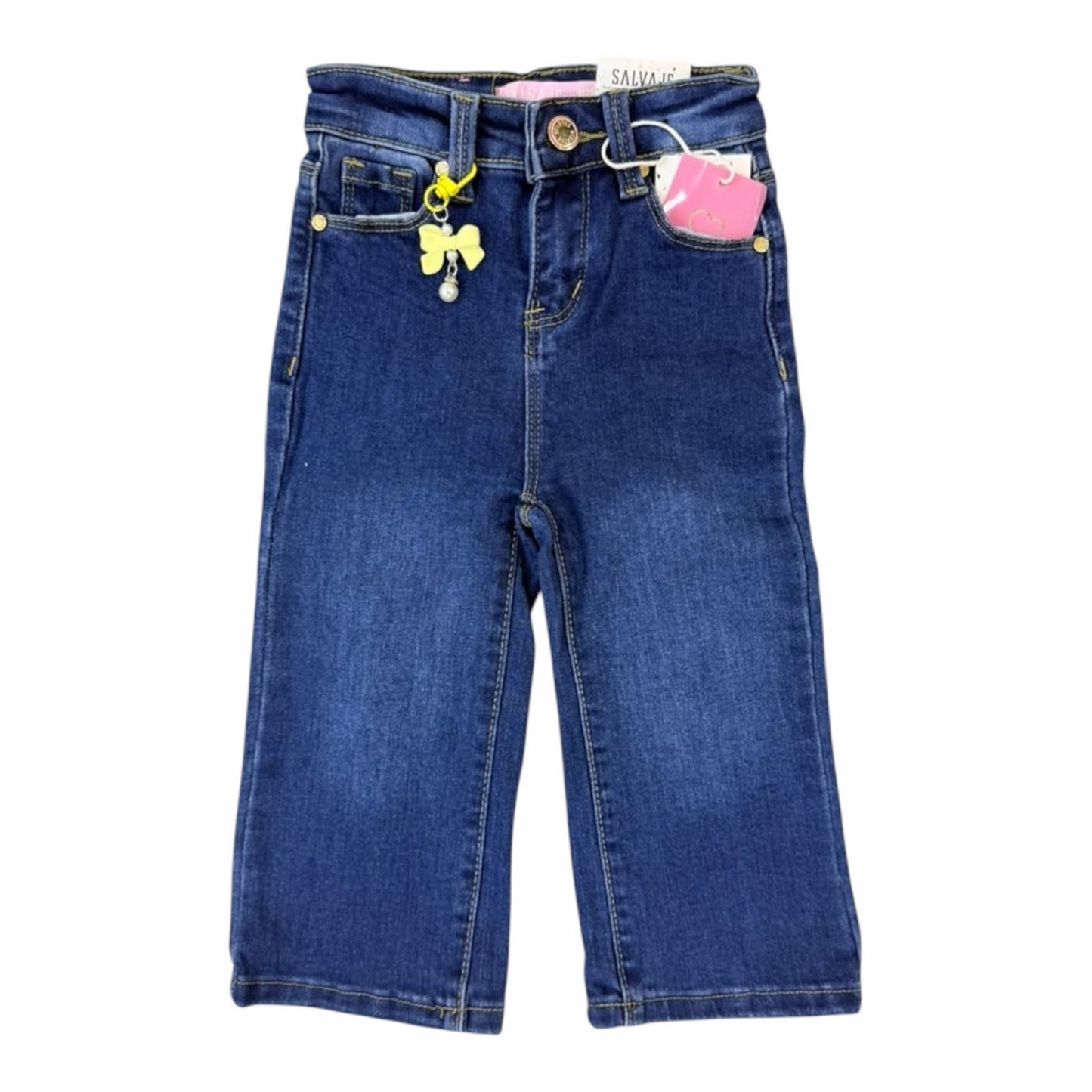 Pantalón de mezclilla azul oscuro Acüchichi para niña con corte recto, tiro medio y detalle de dije de lazo amarillo.