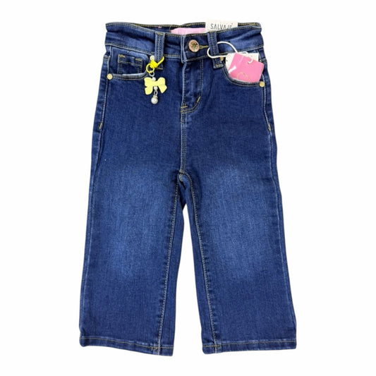 Pantalón de mezclilla azul oscuro Acüchichi para niña con corte recto, tiro medio y detalle de dije de lazo amarillo.