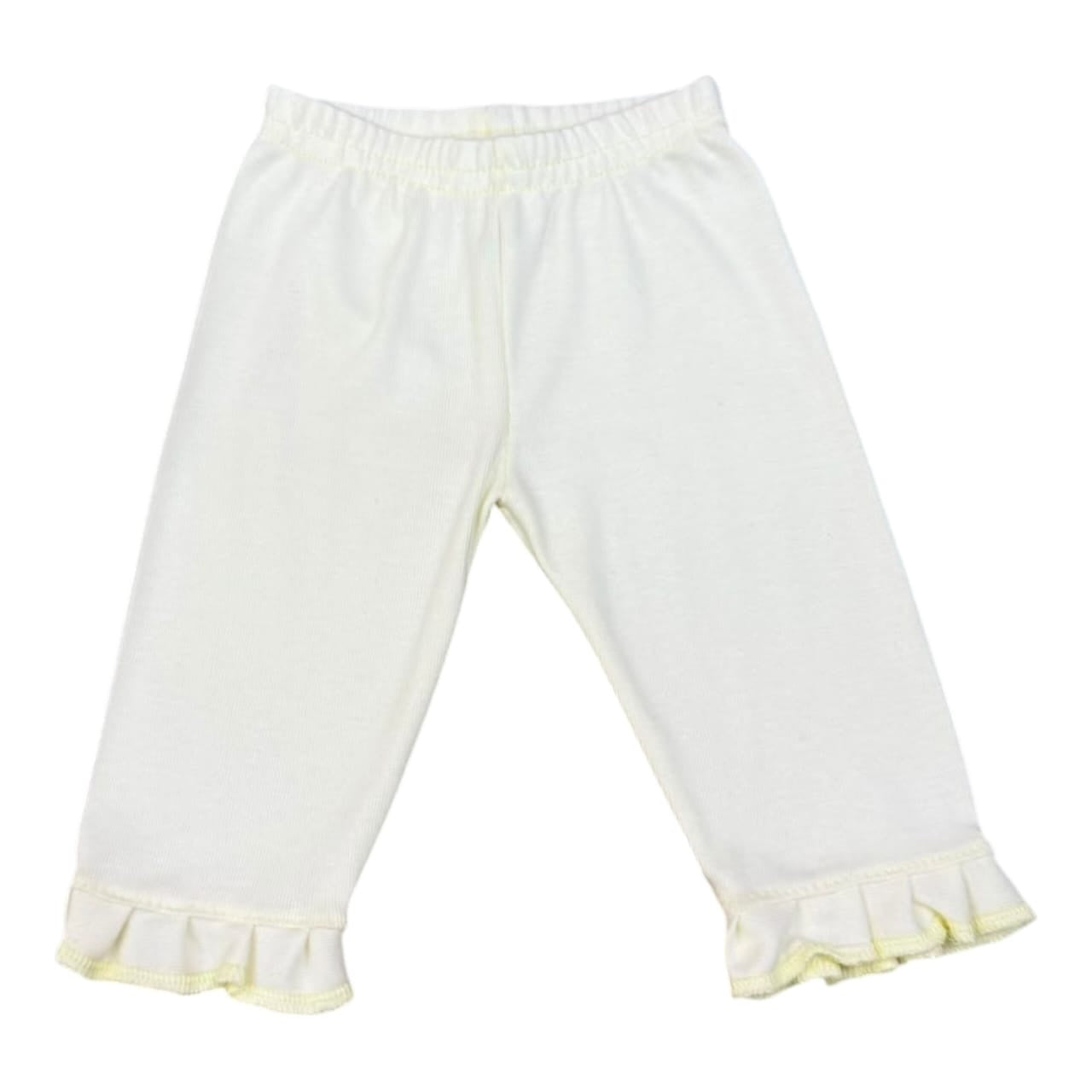 Pantalones capri Acüchichi para niñas en color crema con volantes decorativos en el dobladillo y cintura elástica.