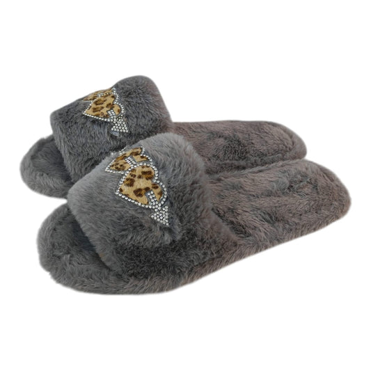 Pantuflas Acüchichi de felpa gris con punta abierta, aplique de corazón animal print y detalles de brillantes.