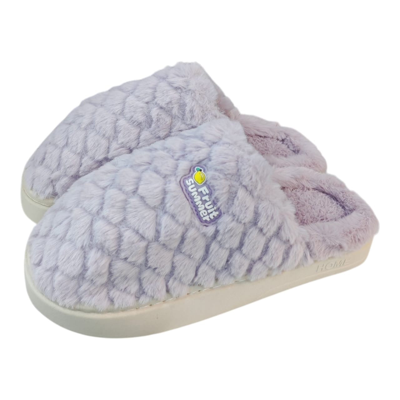 Pantuflas Acüchichi de felpa color lavanda con diseño acolchado, textura aterciopelada y detalle Fruit Summer.