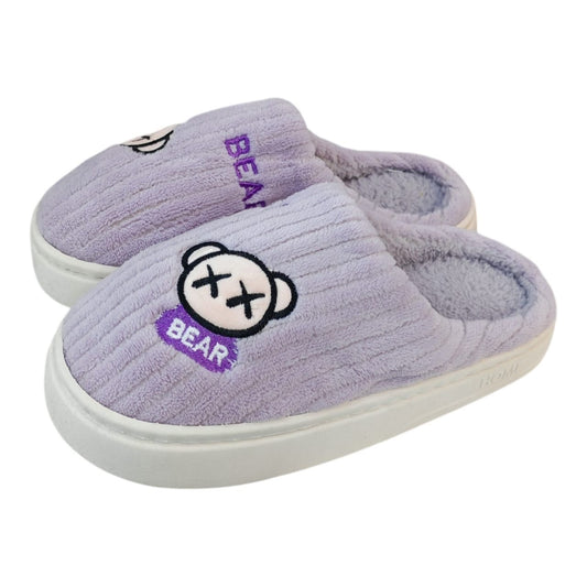 Pantuflas Acüchichi de felpa lavanda con textura acanalada, bordado de osito y suela de plataforma para descanso en casa.