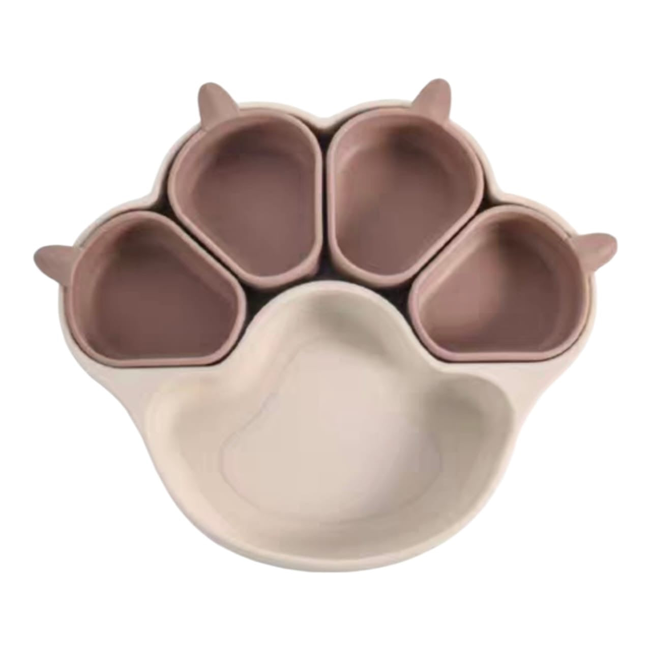 Plato de silicona Acüchichi para bebés con diseño de huella, color beige y marrón, con compartimentos divididos.
