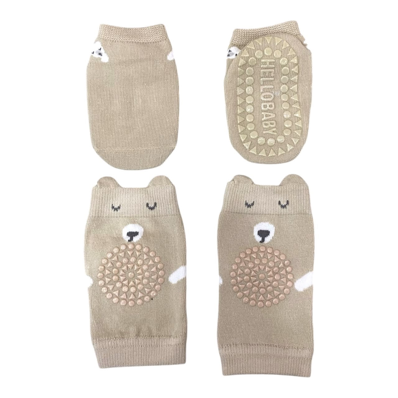 Set Acüchichi de rodilleras y calcetines antideslizantes color beige con diseño de osito para bebés en etapa de gateo.
