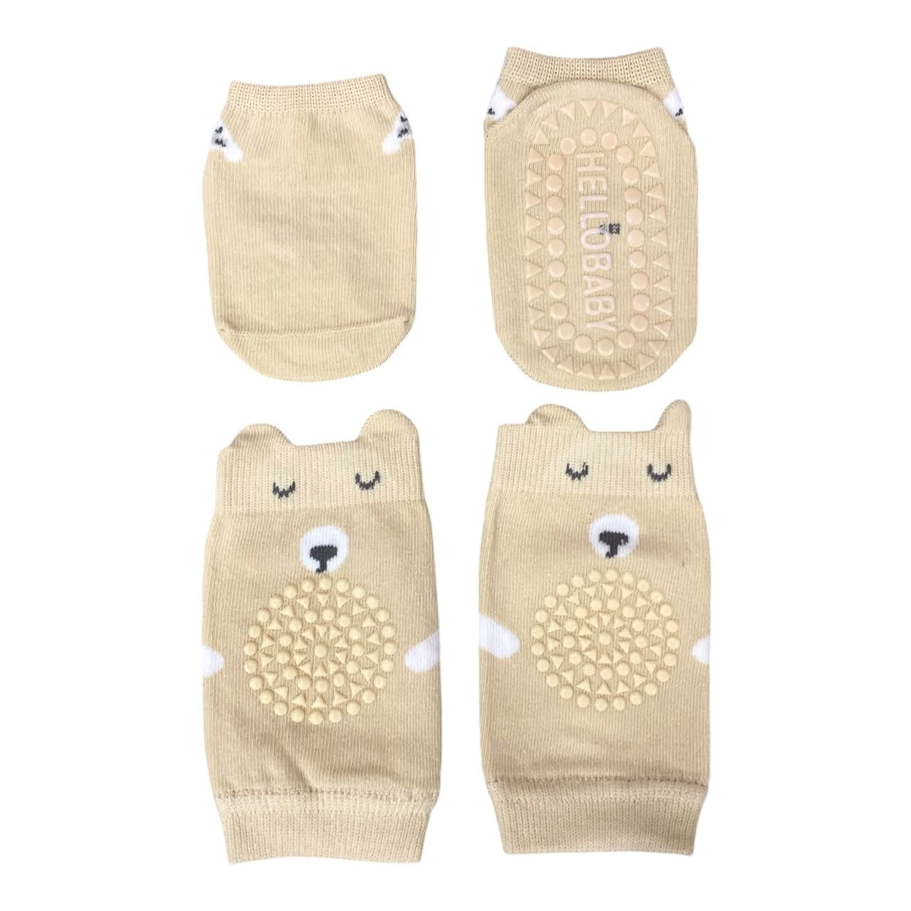 Set de rodilleras y calcetines Acüchichi color beige con diseño de osito y puntos de silicona antideslizantes para bebés.