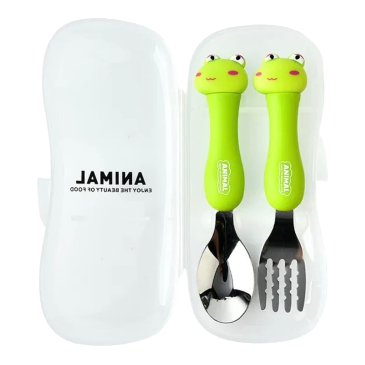 Set de cubiertos infantiles Acüchichi con cuchara y tenedor de acero inoxidable y mangos de ranita verde en estuche