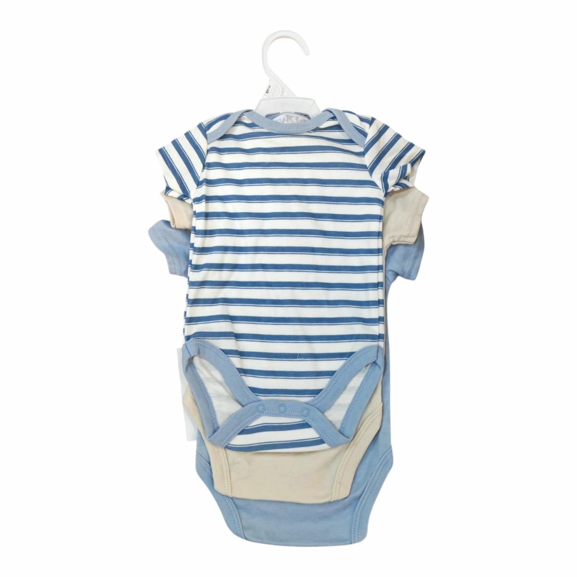 Set de tres bodies para bebé Acüchichi en tonos azul, blanco y neutro con diseños a rayas y lisos en percha
