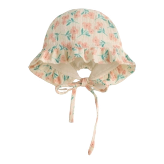 Sombrero tipo bonete Acüchichi para bebé de algodón crema con estampado floral rosa, volantes y cintas ajustables.