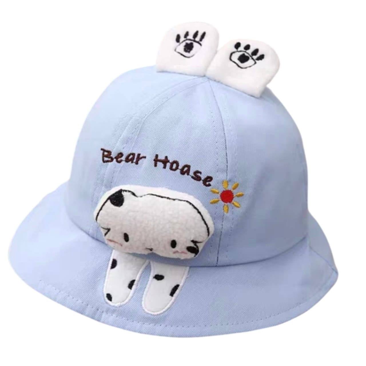 Sombrero tipo pescador Acüchichi para bebé en color azul claro con diseño de osito bordado y orejitas decorativas.